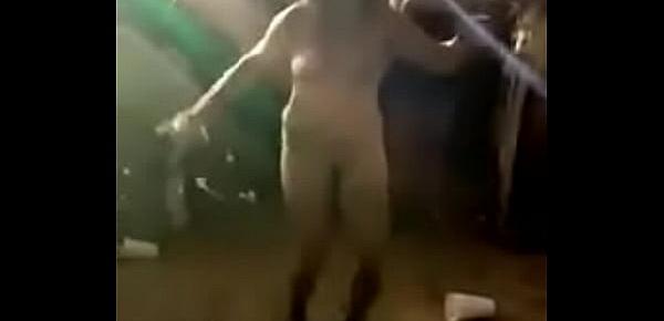  Borracha bailando desnuda